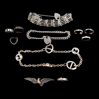 Lot 1255 - A group of vintage silver / white metal...