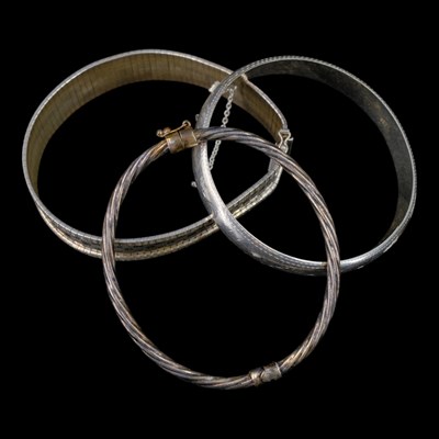 Lot 1256 - A vintage spirally-reeded white metal hinged...