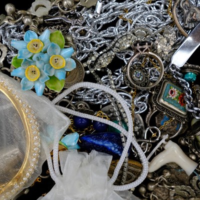 Lot 1541 - Antique and vintage costume jewellery,...