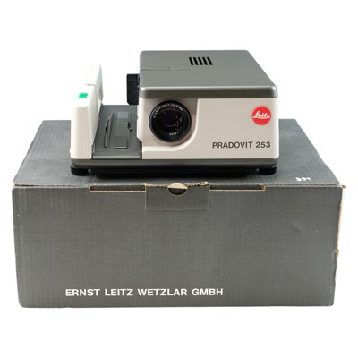 Lot 732 - A boxed Ernst Leitz Wetzlar Pradovit 253 slide...