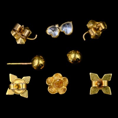 Lot 1359 - Sundry yellow metal stud earrings, etc, 3.5 g