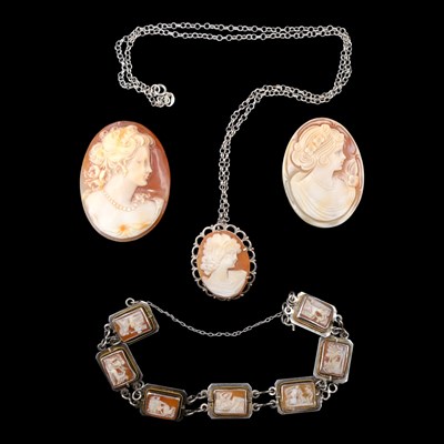 Lot 1276 - A vintage Neo Classical influenced shell cameo...