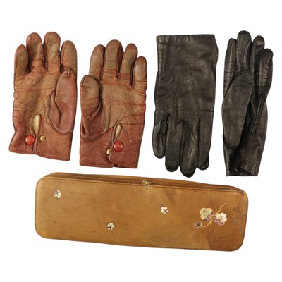 Lot 868 - An early-to-mid 20th Century tan leather glove...