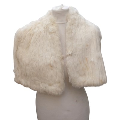 Lot 880 - A vintage white fur capelet / shrug