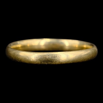 Lot 1393 - A 1930s 18 ct gold wedding band, O, 2.2 g
