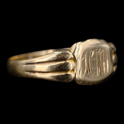 Lot 1381 - An Edwardian 9 ct gold signet ring, having an...