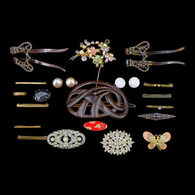 Lot 1546 - Vintage costume jewellery and hair ornaments,...