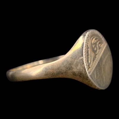 Lot 1422 - A 1990 9 ct gold signet ring, its oval face...