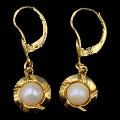 Lot 1415 - Vintage pearl and 9 ct yellow metal pendant...