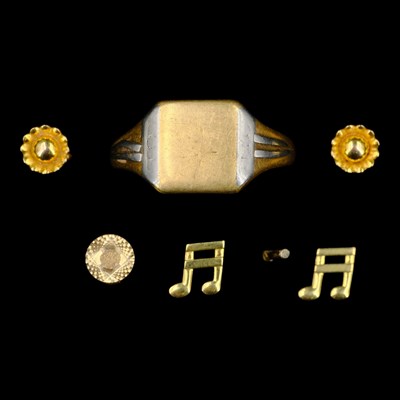 Lot 1395 - A 1930s 18 ct gold signet...