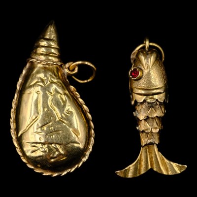 Lot 1397 - A vintage 9 ct yellow metal articulated fish...