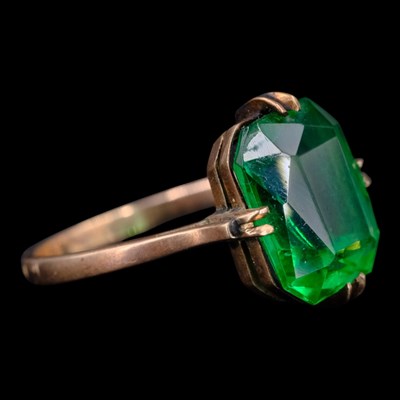 Lot 1404 - An early 20th Century emerald-coloured paste...