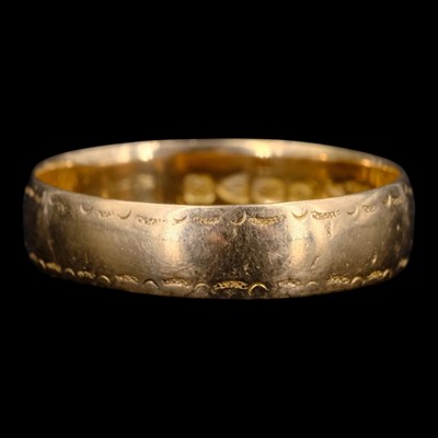 Lot 1431 - A 1920s 18 ct gold wedding band, U, 4.1 g