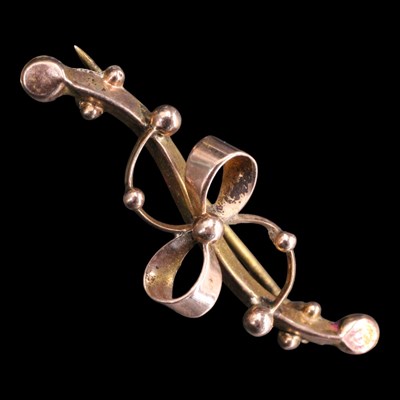 Lot 1475 - A vintage 9 ct yellow metal bar brooch, being...