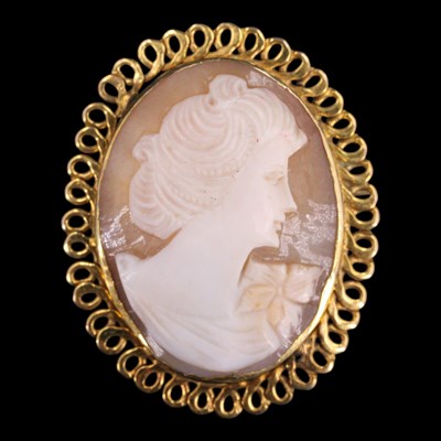 Lot 1483 - A vintage 9 ct yellow metal mounted shell...