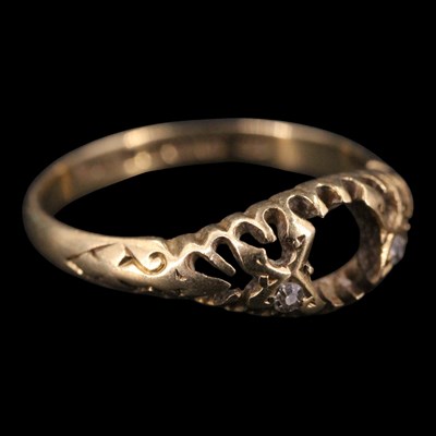 Lot 1490 - An Edwardian diamond-set 18 ct gold ring, P, 2....