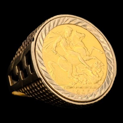 Lot 1513 - A 1905 sovereign in a 9 ct gold ring mount, 14 g