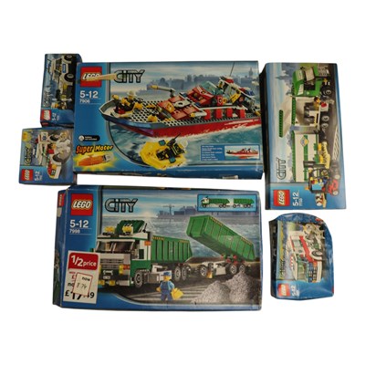 Lot 775 - A quantity of LEGO City sets, including 7733...