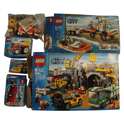 Lot 776 - A quantity of LEGO City sets, including 7726...