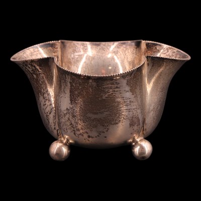 Lot 1186 - A small Edwardian silver sugar or similar bowl,...