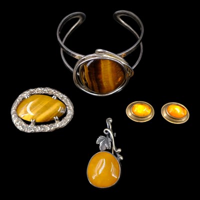 Lot 1289 - Modernist tiger's eye and amber-set white...