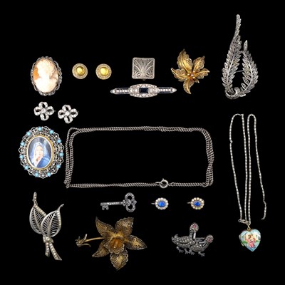 Lot 1293 - Art Deco influenced, filigree and...