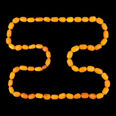 Lot 1500 - A vintage butterscotch amber necklace, of...