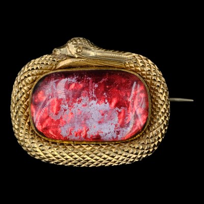 Lot 1507 - A Georgian gold ouroboros brooch, of rounded...