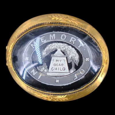 Lot 1550 - A Victorian oval mourning brooch, the locket...