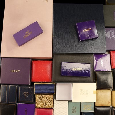 Lot 1511 - A group of antique to contemporary jewellery...