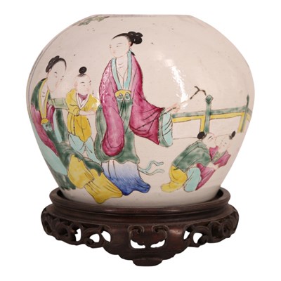 Lot 948 - A Qianlong Chinese famille rose shouldered...