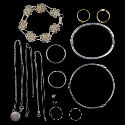 Lot 1251 - A group of contemporary silver / white metal...