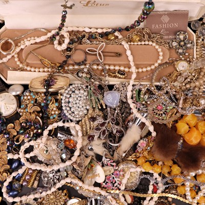 Lot 1552 - A group of antique and vintage costume...