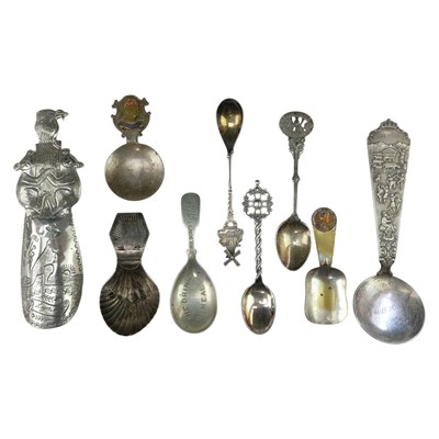 Lot 902 - A small collection of antique and vintage...