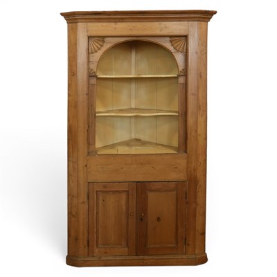 Lot 1686 - A Georgian pine floor-standing corner...