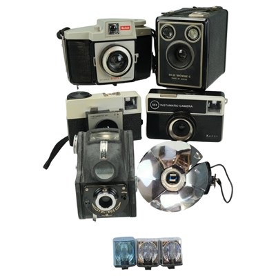 Lot 609 - A group of cameras and accessories, including...