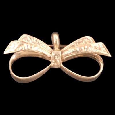 Lot 1290 - A 1970s 9 ct gold ribbon-tied bow brooch, 33...