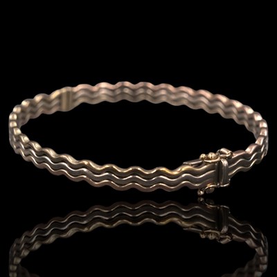 Lot 1271 - A late 20th Century tri-colour 9 ct gold wavy...