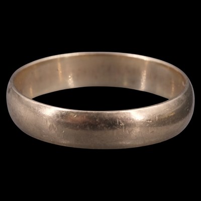 Lot 1278 - A 1960s 9 ct gold wedding band, M, 2 g