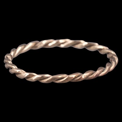 Lot 1280 - A 9 ct yellow metal twisted wire ring, J, 0.5 g