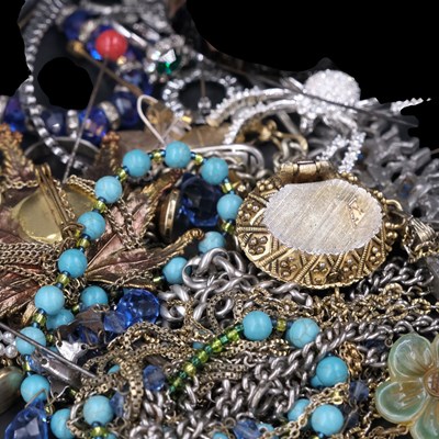 Lot 1422 - A group of vintage and contemporary costume...