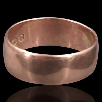 Lot 1342 - A George V 9 ct gold wedding band, P, 4.3 g