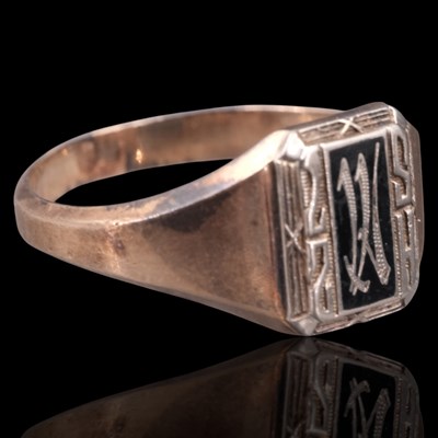 Lot 1344 - An enamelled yellow metal signet ring, having...