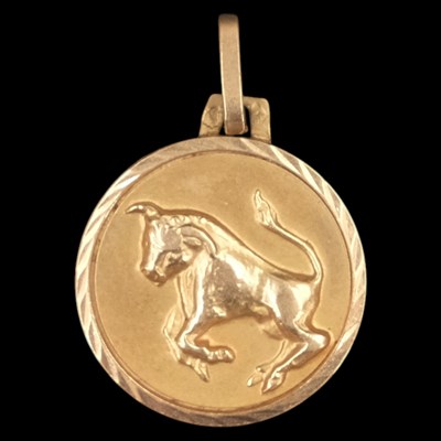 Lot 1347 - A French Taurus high-carat yellow...