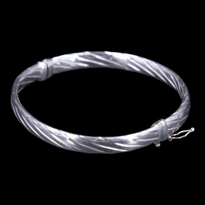 Lot 1301 - A near-contemporary 9 ct white-gold reeded...