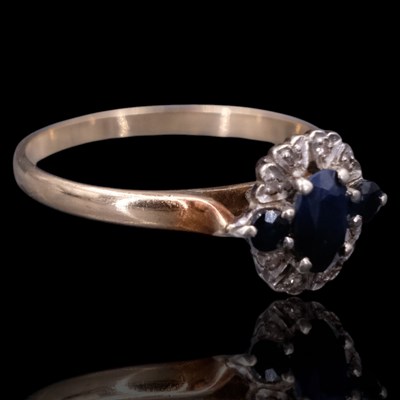 Lot 1304 - A vintage sapphire and diamond cluster ring,...