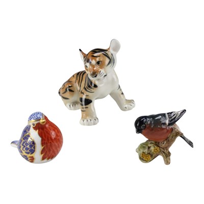 Lot 1019 - A Royal Crown Derby Robin paperweight,...