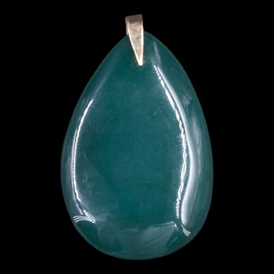 Lot 1337 - A 9 ct yellow metal-mounted green...