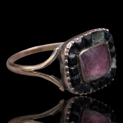 Lot 1338 - A Georgian locket / mourning ring, set with...