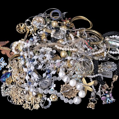Lot 1428 - A group of vintage and contemporary costume...
